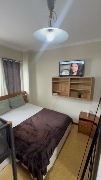 Quarto mobiliado, tv,cama casal + beliche em Penha de França Lisboa