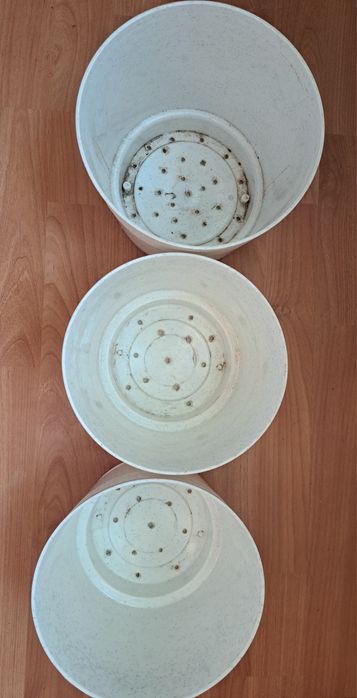 Продам пластиковые горшки.