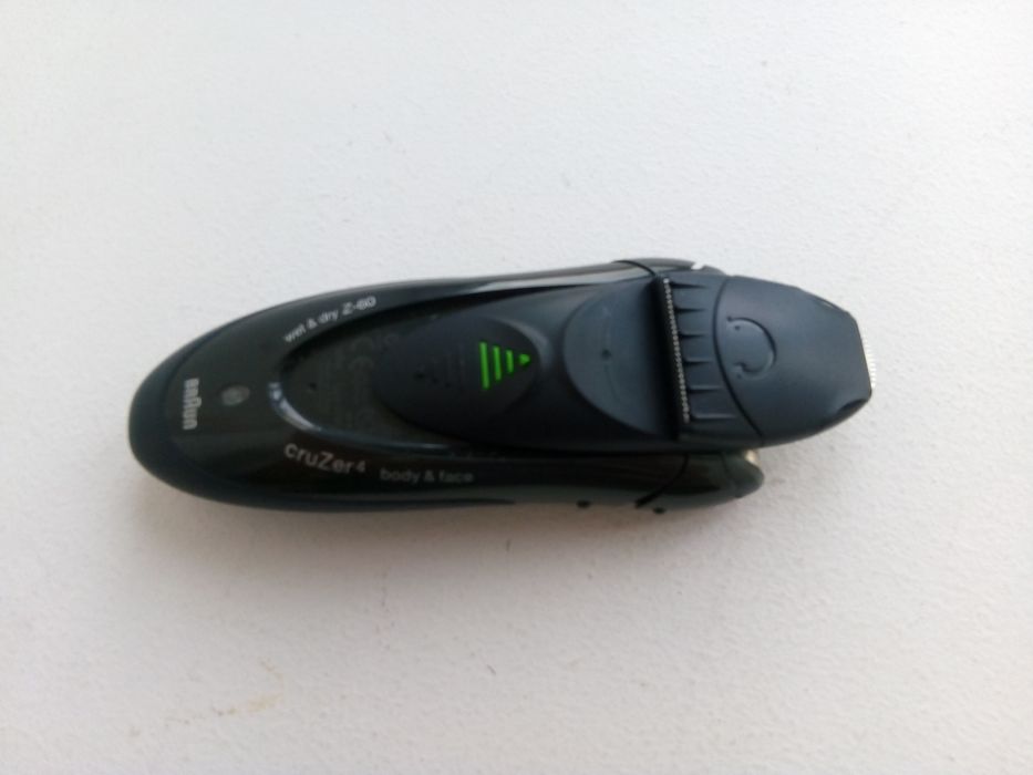 Máquina Braun de barbear rosto e corpo