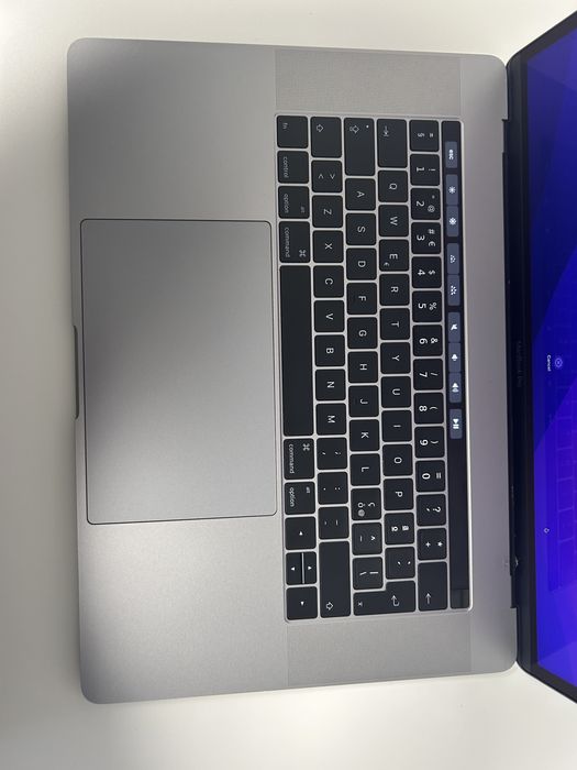 MacBook Pro A1707 – 15” / i7 / 16GB / 256GB SSD