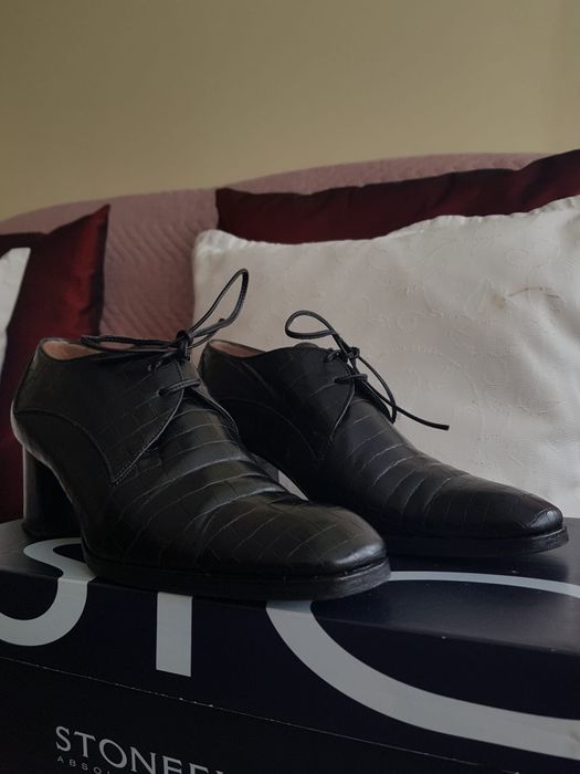 Sapatos pretos com atacadores