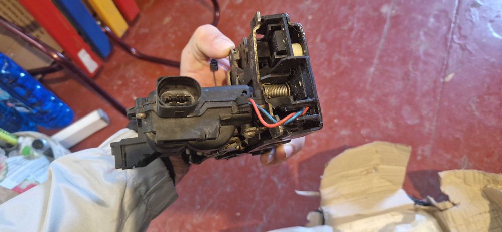 Замок задніх дверей лівий Golf 4, Passat, Bora, Skoda, Seat