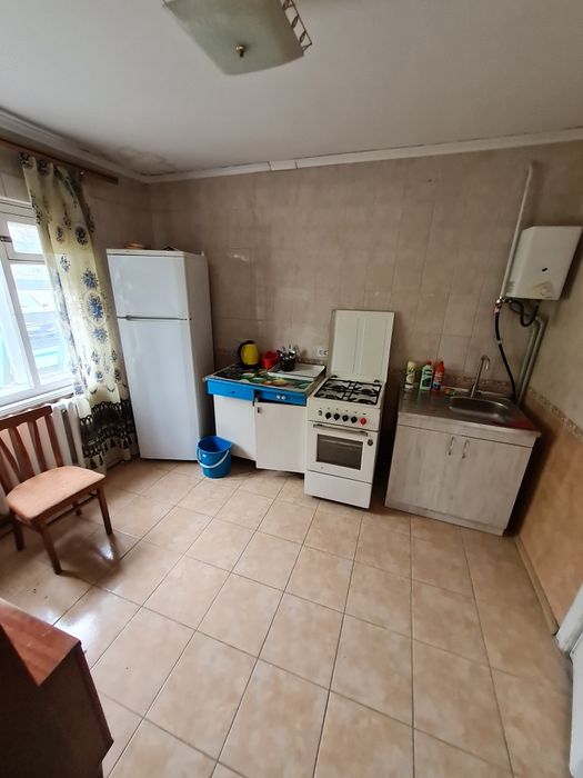 Шпола, центральна вулиця, продаж частини домоводіння!