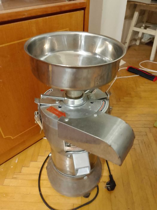 Мельница ореховых арахисовых паст, млин. Запасные каменные жернова.