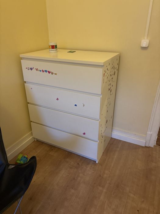 Comoda Malm branca com 4 gavetas (e alguns autocolantes)