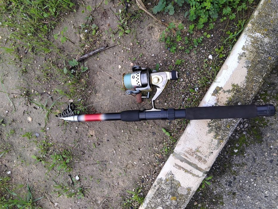 8 Carretos e 3 canas de pesca