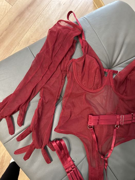 Mega seksowne body w pięknym kolorze plus rękawiece zestaw walentynki