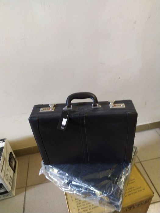 Дипломат новий продам