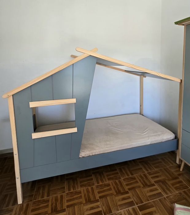 Cama Infantil em Forma de Casa – praticamente Nova