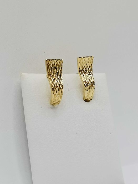 Nowe złote kolczyki repusowane.