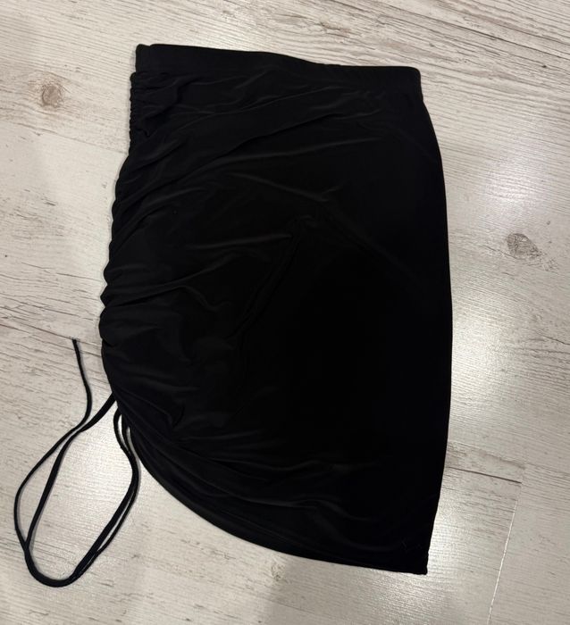 Черная мини-юбка с драпировкой и завязками