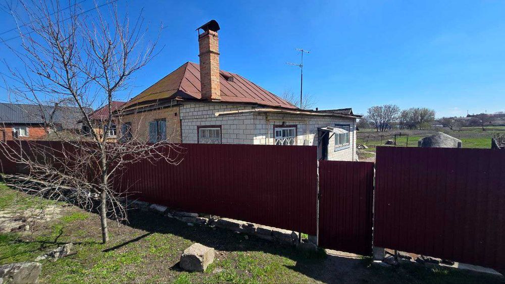 Будинок на просторій ділянці в самому центрі Слободи