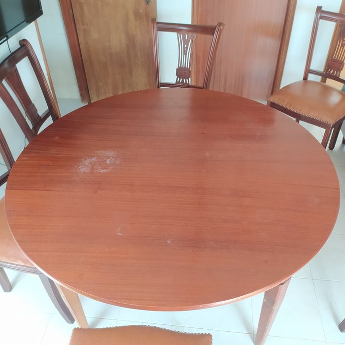 Mesa  em madeira maciça, tenho pouco espaço