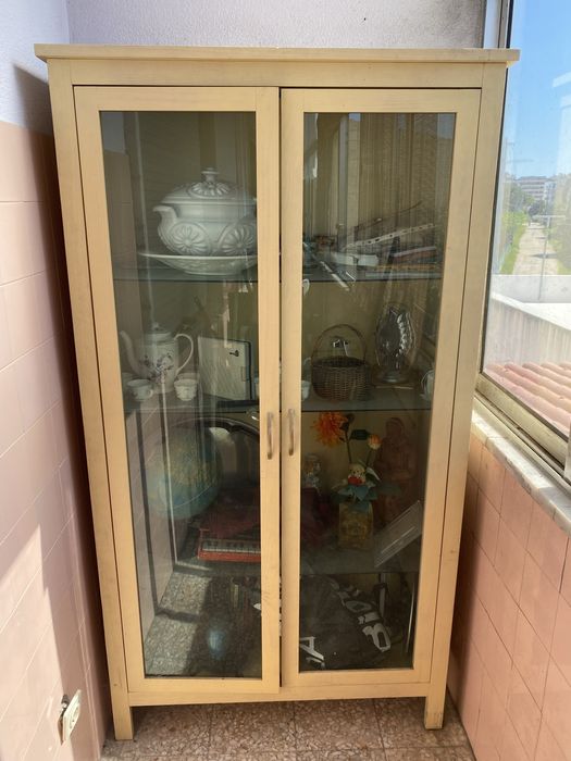Movel de madeira com vitrine