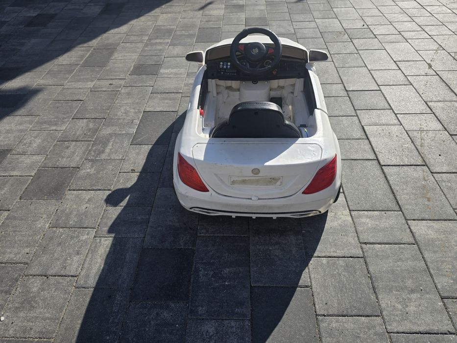 Дитячий електромобіль