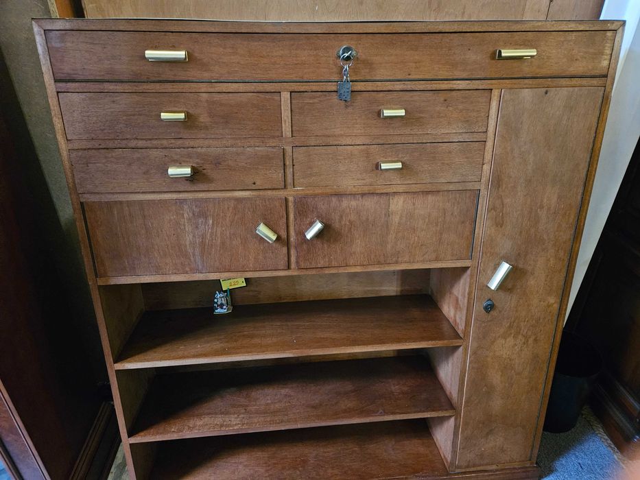 Móvel armeiro em madeira - Algumas marcas de uso