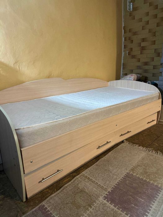 Ліжко. Дитяче, може також бути і для більш дорослих дітей. Довжина  2м