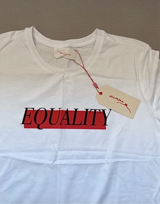 Biały t-shirt z napisem twintip equality
