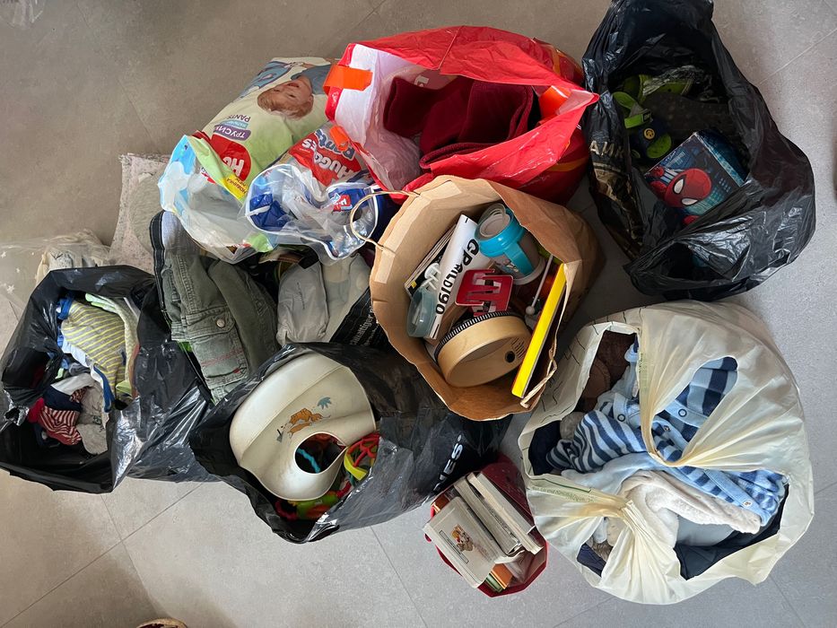 Одежда, игрушки, остатки памперсов, посуда для ребенка до года