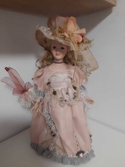 Duża lalka porcelanowa kolekcjonerska