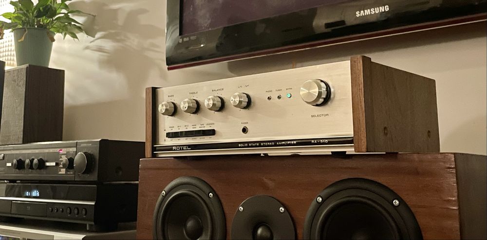 Rotel RA-310 piekny maly klasyk wspaniala barwa aluminium plus dewno.