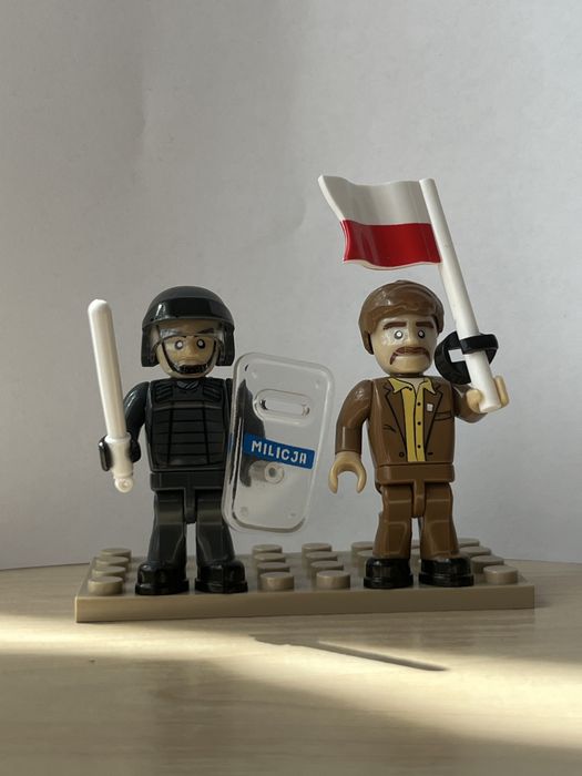 Figurki ZOMO i Lecha Wałęsy