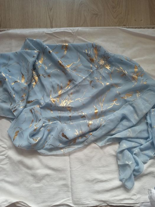 Szal damski w kolorze niebieskim.