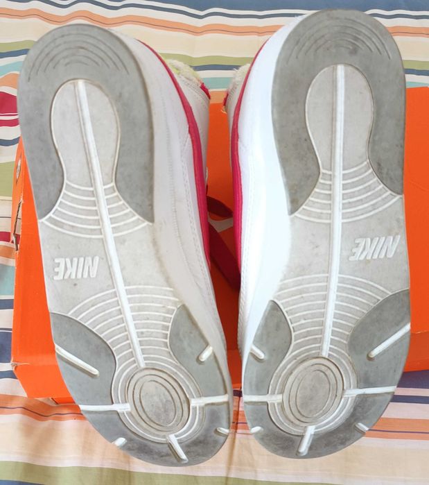 Tenis Nike 38,5 pouco uso muito bons!