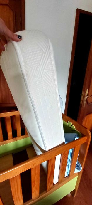 Cama para bebé + colchão + móbile Chicco - marca Harpa Baby + colchão