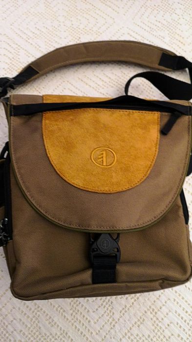 Poor-quality Tamrac Photograph64550552158722120