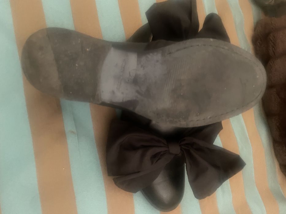 Sapatos pretis de Pele c/ laço lindos