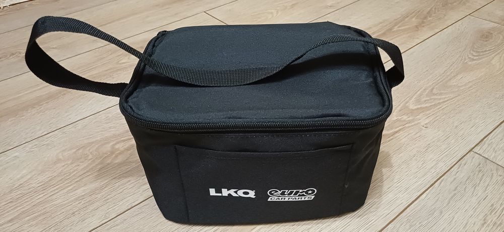 Черная сумка-холодильник с логотипами LKQ и Euro Car Parts.
Сумка имее