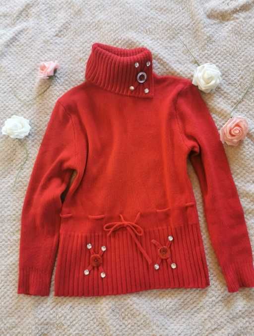 Bardzo ciepły czerwony golfik z cekinami i guzikami