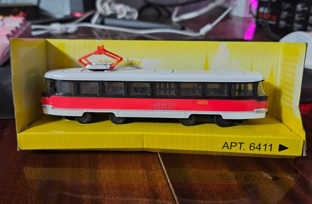 Трамвай игрушка.