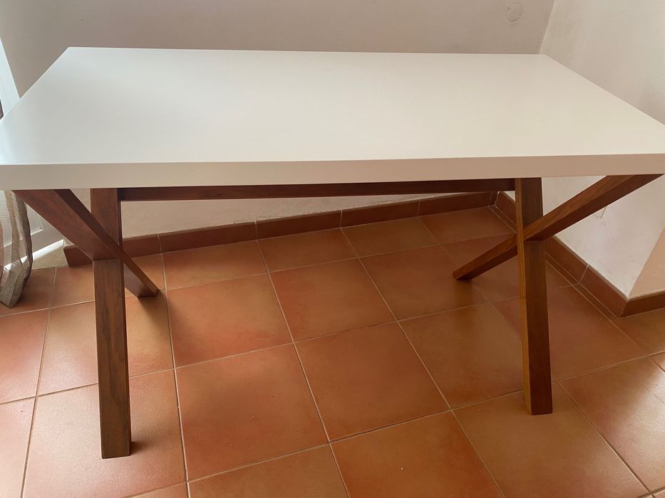 Secretária com tampo branco e pernas de cor de madeira