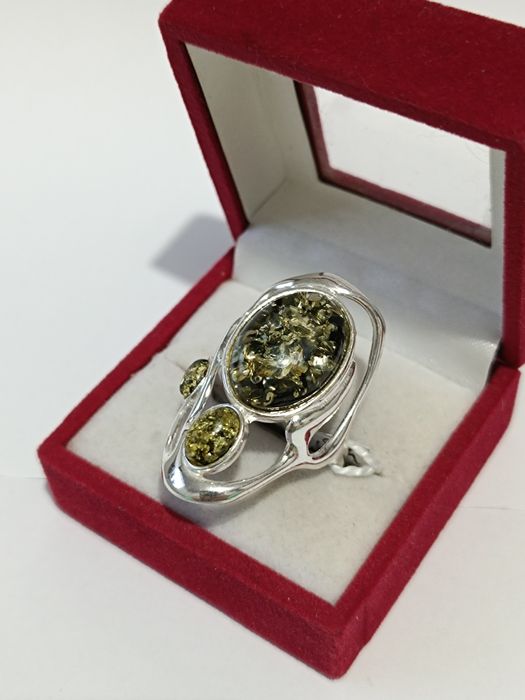 Srebrny pierścionek z zielonym bursztynem roz.24, srebro próby 925