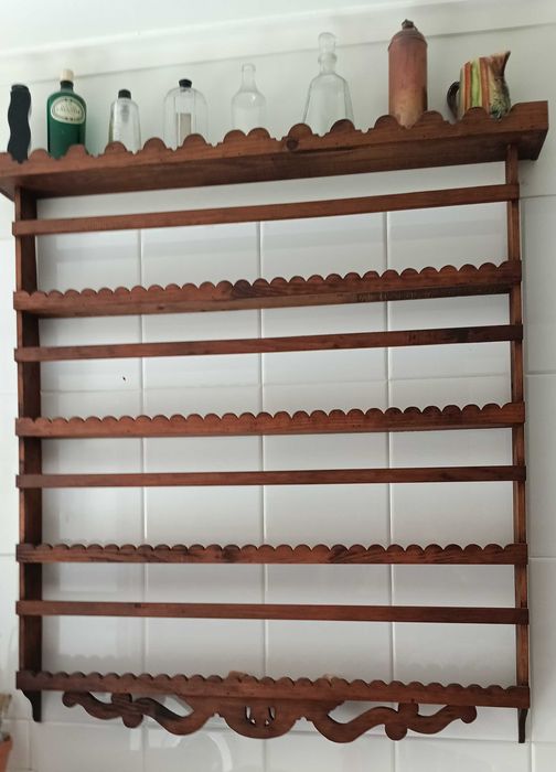 Escaparate de parede em madeira, com cinco prateleiras em bom estado