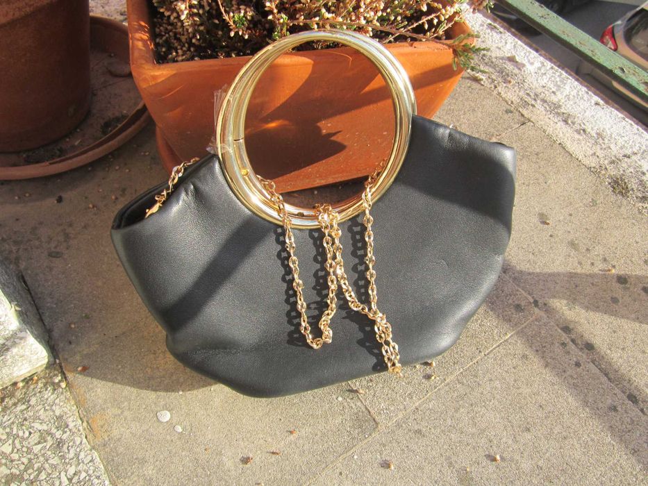 Mango Ring Leather Clutch preta e dourada