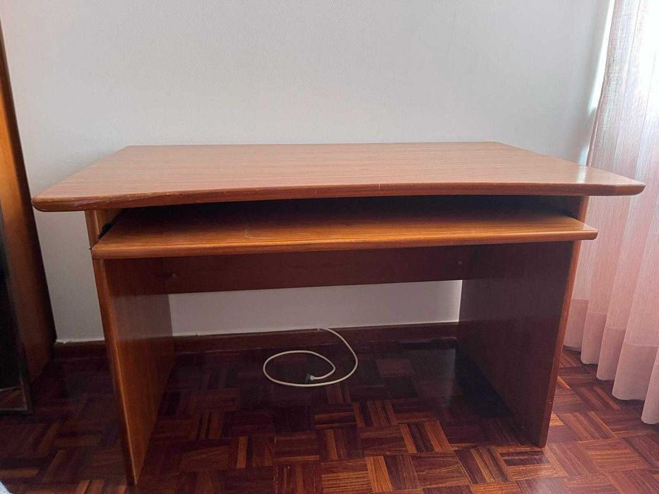 Secretária de madeira pinho mel, com prateleira deslizante