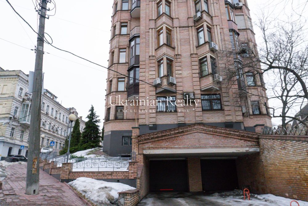 Продаж паркомісця в закритому паркінгу по вул. Кудрявська, 13–19