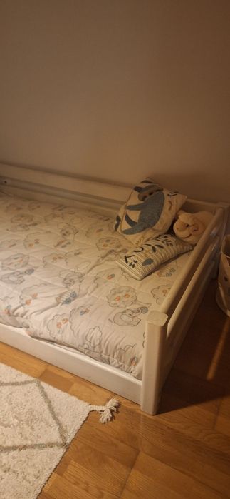 Cama de criança em madeira com proteções, com colchão – bom estado