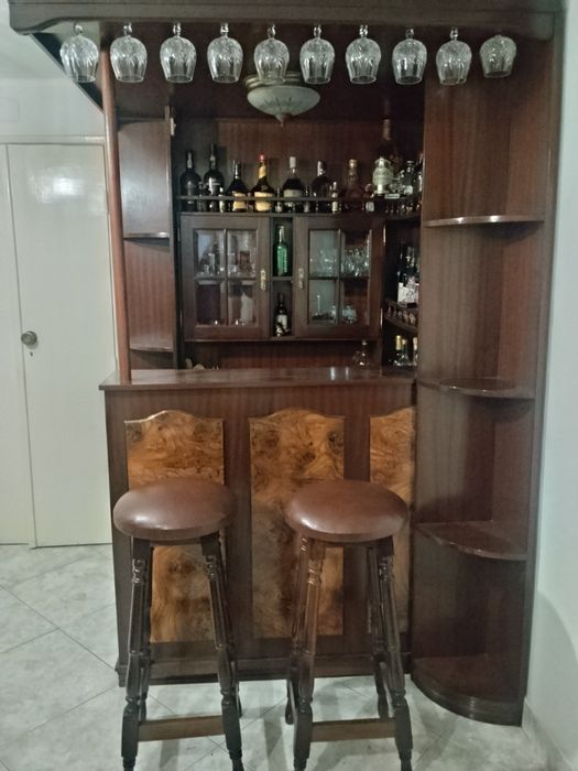 Bar de mogno e raiz de nogueira