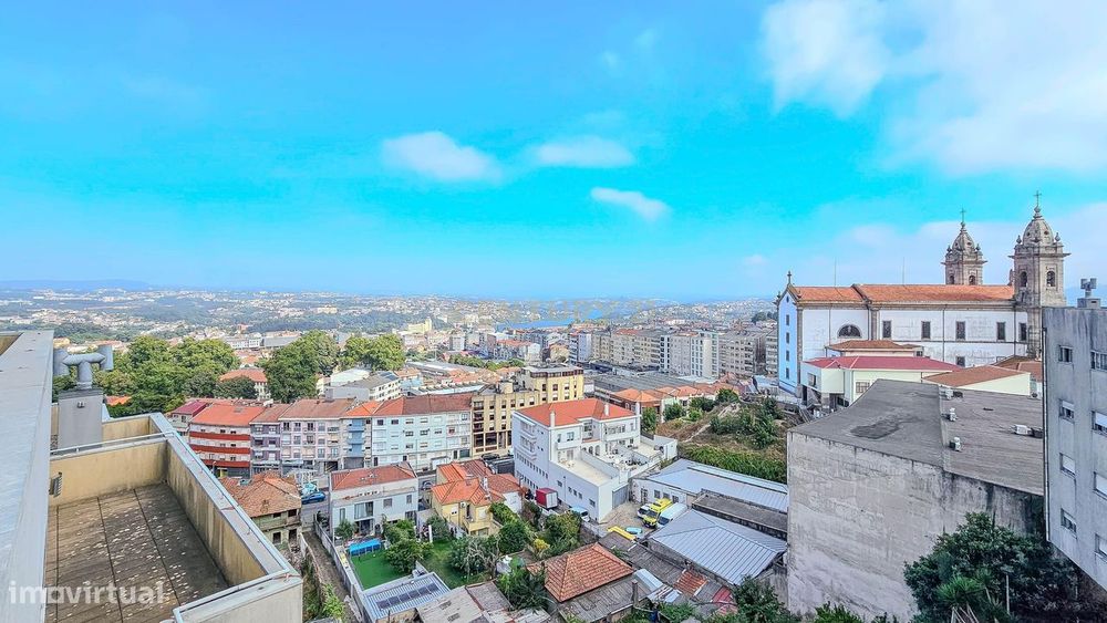 Apartamento T2 no Bonfim, Porto, terraço fechado e varanda.