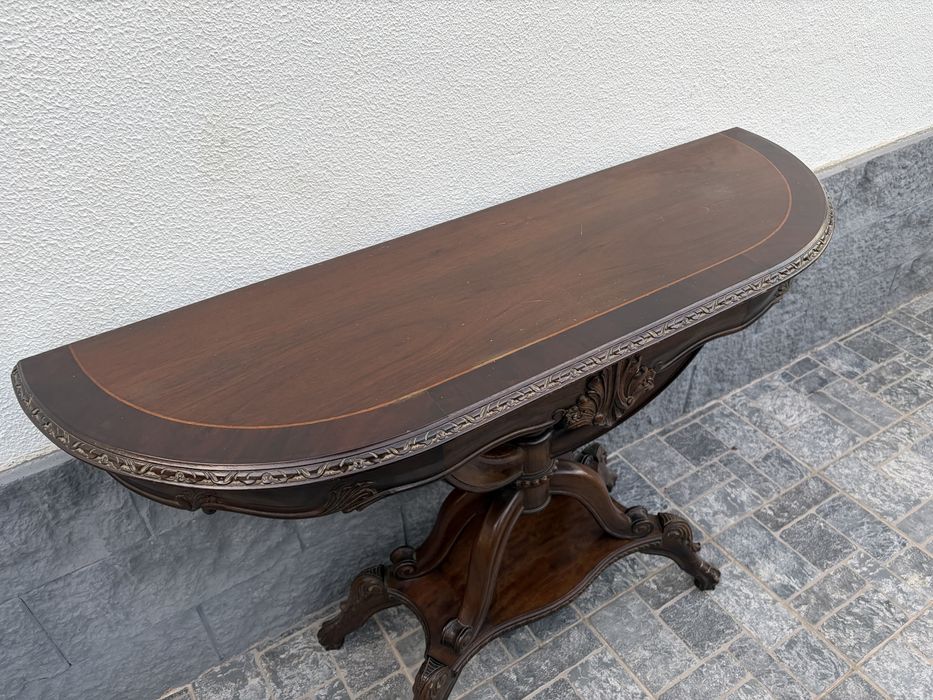 Consola Meia-Lua (Demilune) em Madeira com Entalhes Clássicos