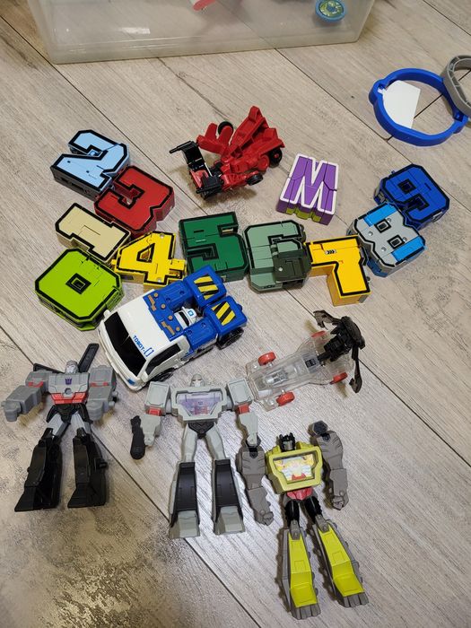 іграшки-трансформери у вигляді цифр, робот,мегатрон,трансформери.