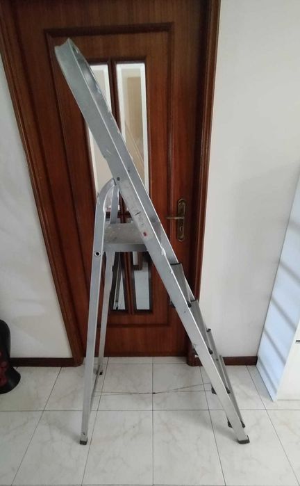 Escadote de alumínio com 5 degraus