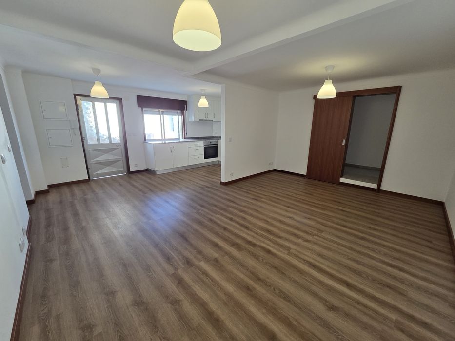 Alugo  T2+1 com 300m2 de jardim