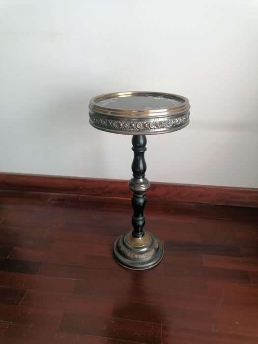 Mesinha de apoio em metal