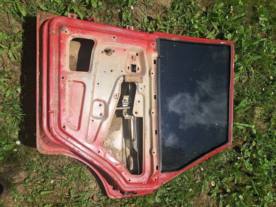 Продам за 4  дверки ціна ваз 2109 червоний колір ц