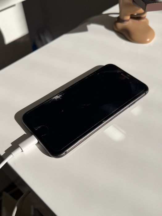 Iphone 8 zbity, 100% kondycja baterii